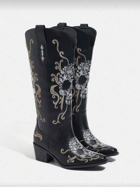 BRAND NEW Pointed Toe Chunky Heel Cowboy Boots Skull Design 7.5W
